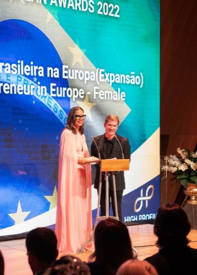 Luiza Brunet e Rafael dos Santos em premiação na Torre Eiffel
