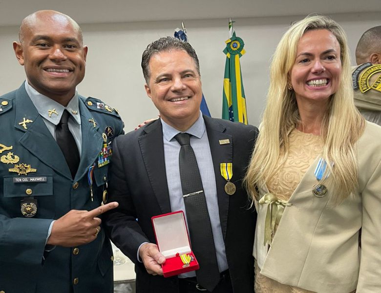 Oscar Müller recebe medalha pelos seus 18 anos de jornalismo