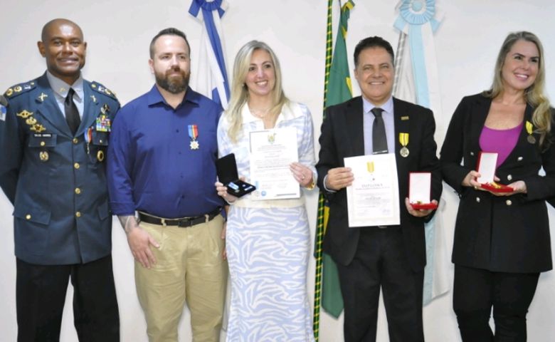 Oscar Müller recebe medalha pelos seus 18 anos de jornalismo