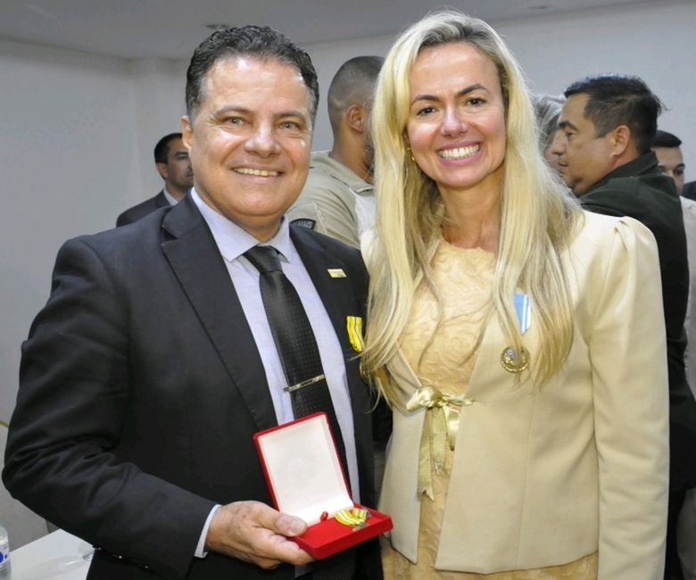 Oscar Müller recebe medalha pelos seus 18 anos de jornalismo