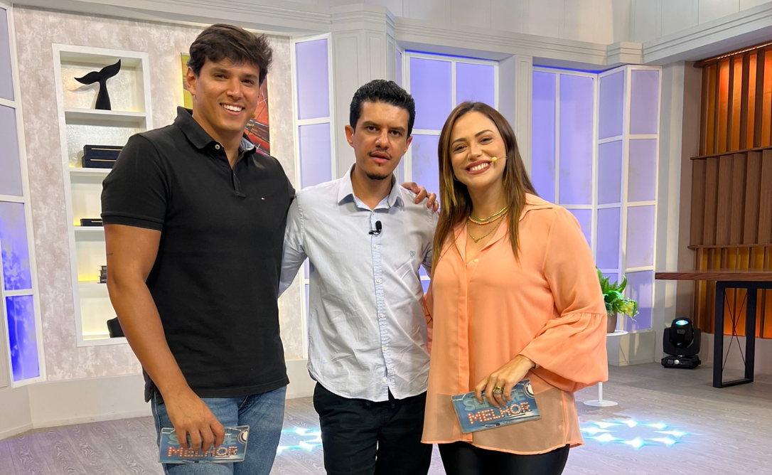 Danilo Rasquinho é recebido pelos apresentadores Bruno Cardoso e Barbara Amorim no programa “Sempre Melhor” na “Rede Mais Família”